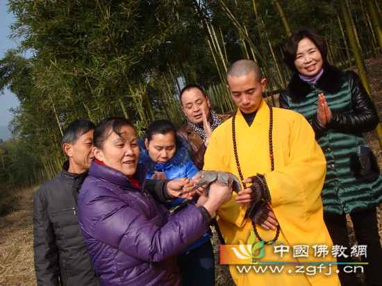 静源法师和居士们一起放生