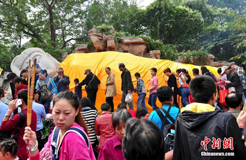 山东济南重阳祈福人漫千佛山.jpg