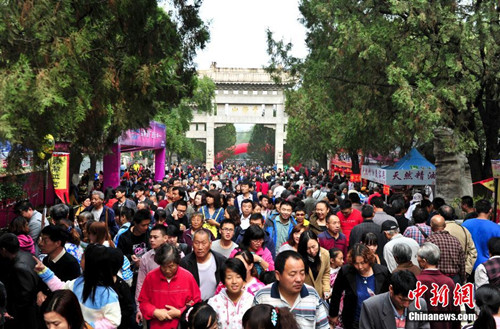 山东济南重阳祈福人漫千佛山.jpg
