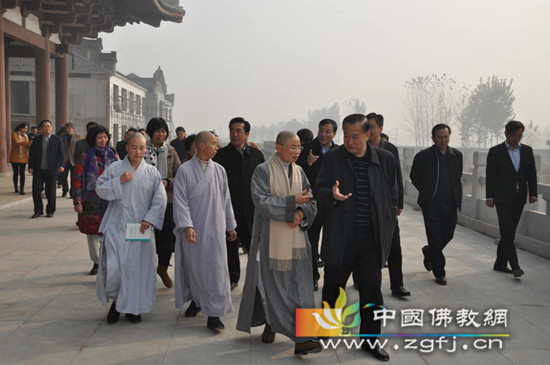 会空法师向陈会新厅长介绍寺院情况