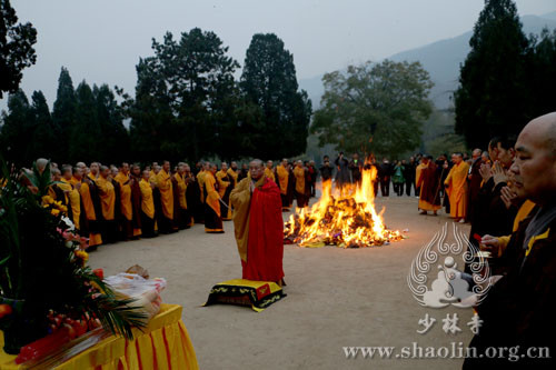 “寒衣节”河南嵩山少林寺僧众扫塔祭祖.jpg