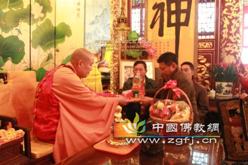 缅甸国防军三军总参谋长到北京灵光寺参拜佛牙舍利.jpg