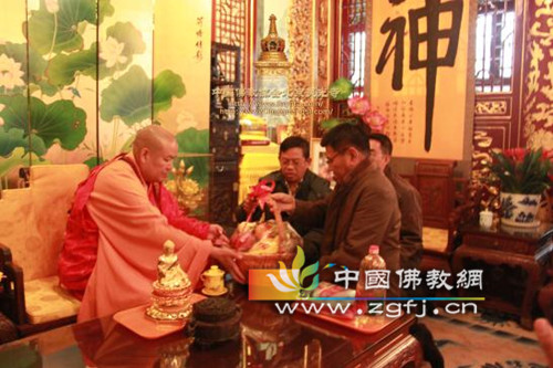 缅甸国防军三军总参谋长到北京灵光寺参拜佛牙舍利.jpg