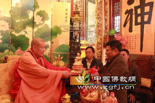 缅甸国防军三军总参谋长到北京灵光寺参拜佛牙舍利.jpg