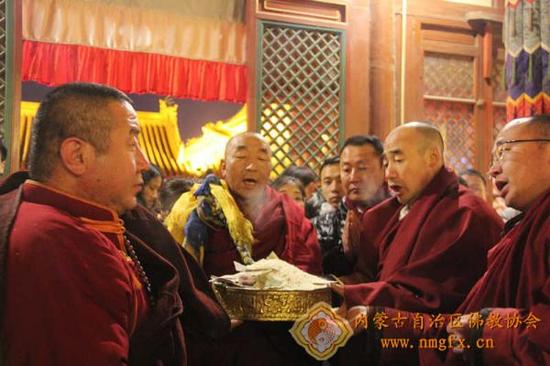 呼和浩特大召寺举办燃灯节法会 纪念宗喀巴大师