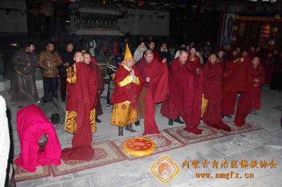 呼和浩特大召寺举办燃灯节法会 纪念宗喀巴大师