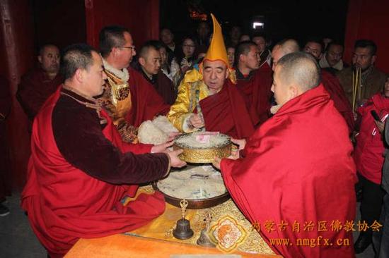 呼和浩特大召寺举办燃灯节法会 纪念宗喀巴大师