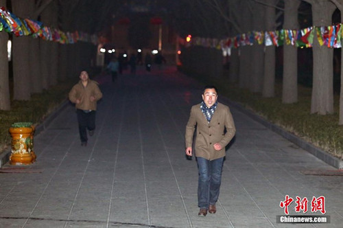 北京雍和宫 市民“赛跑”抢烧头柱香.jpg