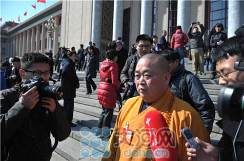 释永信:政府工作报告很务实 少林寺商业化是传言.jpg