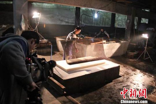 台湾《大陆寻奇》电视栏目走进四川夹江采访拍摄.jpg