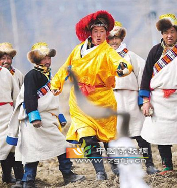藏历新年新变化:朝拜信众用手机拍照发微信.jpg
