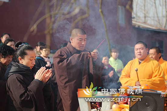 居士拈香礼佛