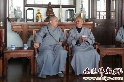 果东大和尚(左)与俊才大和尚(右)座谈交谈