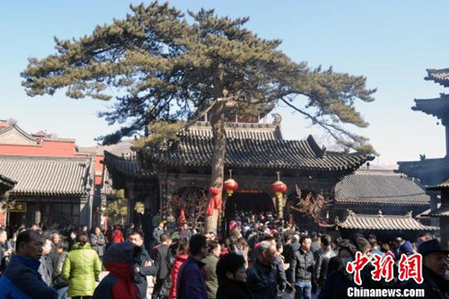 山西五台山万佛阁 信众凌晨起排队上香祈福.jpg