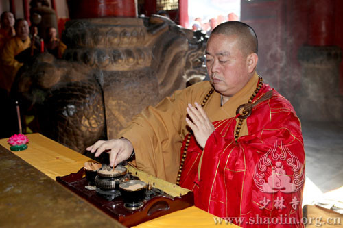 河南嵩山少林寺举行“功夫少林”纪录片开机祈福法会.jpg
