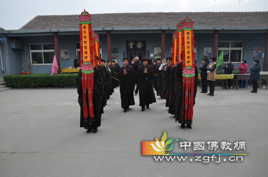 仪仗队恭迎授戒和尚