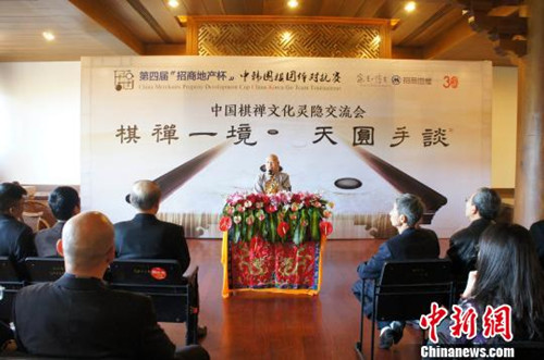 中韩围棋精英参观浙江杭州灵隐寺 与方丈共论棋禅文化.jpg