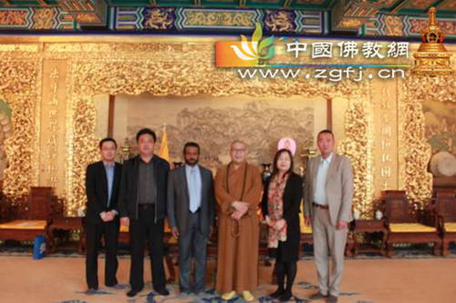 斯里兰卡大使前往北京灵光寺拜望常藏大和尚.jpg