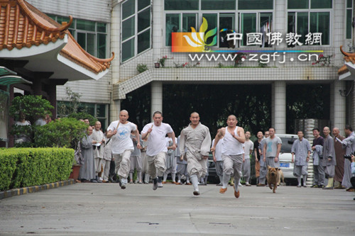 广东深圳弘法寺佛学院举行春季运动会.jpg