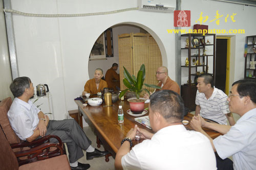 福建厦门南普陀寺召开国庆黄金周安全工作部署会议.jpg