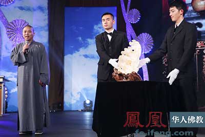弘法寺常志法师代表印顺大和尚登台表达佛家大悲情怀