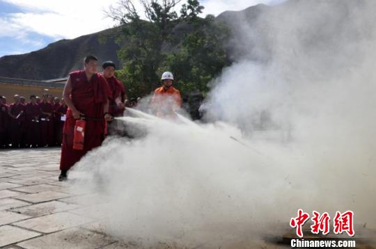 甘南夏河消防官兵进入藏区寺院教授消防业务技能