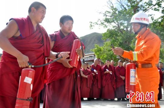 甘南夏河消防官兵进入藏区寺院教授消防业务技能