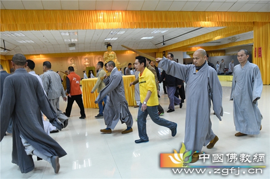 智空法师领众“行香”  摄影：常安