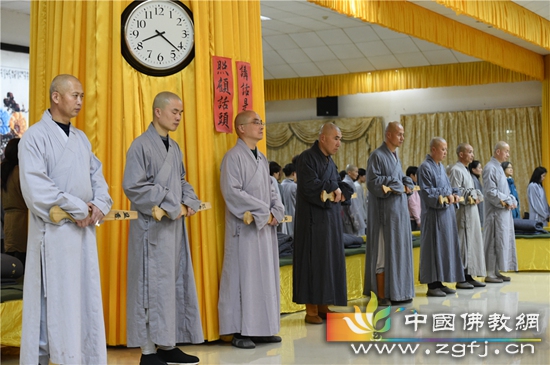监香师聆听开示  摄影：常安