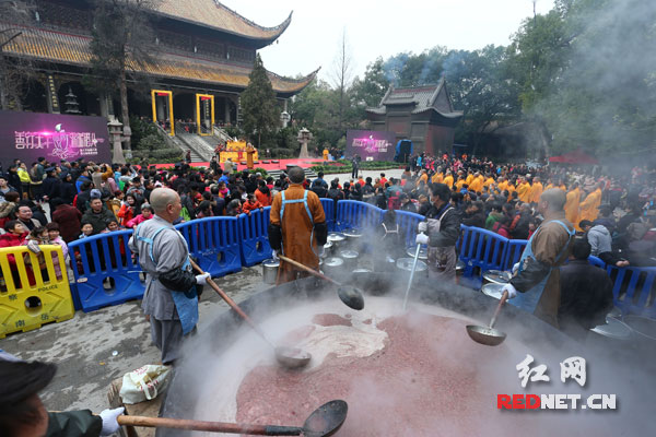 南岳“千僧锅”熬出万份腊八粥普施游客