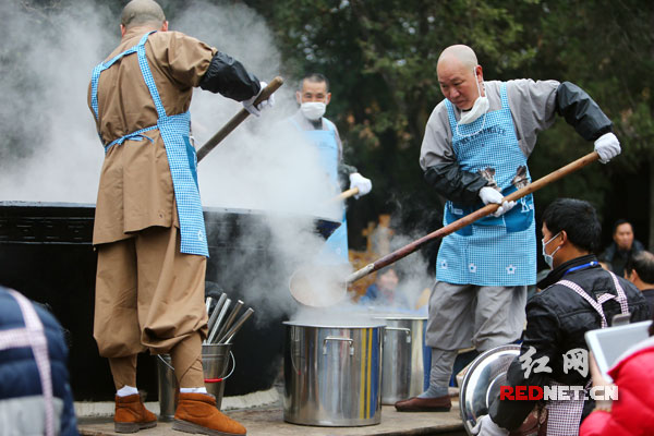 南岳“千僧锅”熬出万份腊八粥普施游客