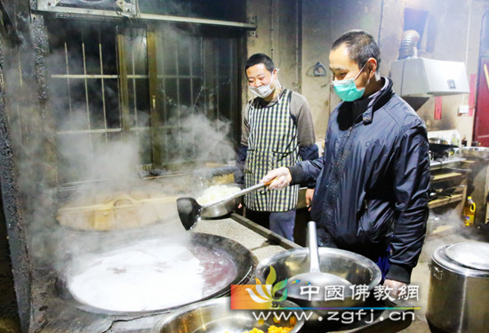 义工煮腊八粥