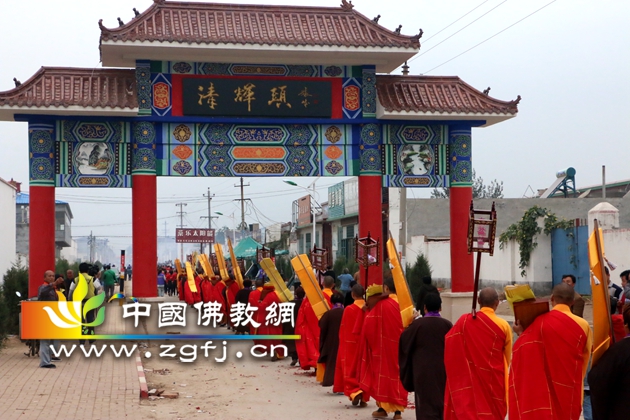 在庄重的法器声中缓缓前行