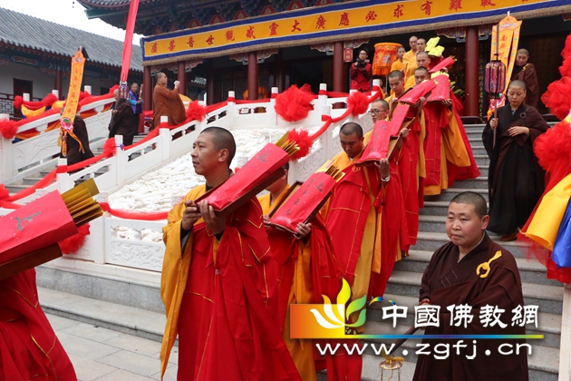 十方佛子云集在兴隆寺观音殿前