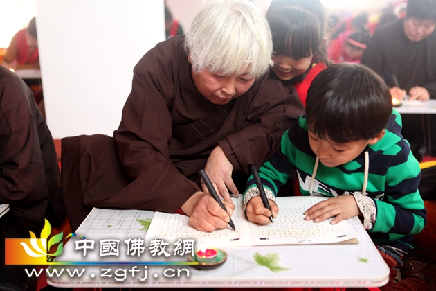 法师居士们一丝不苟