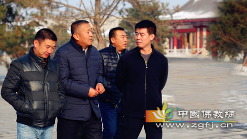 3、肖占军副秘书长在筹建组负责人宋建军的陪同下考察龙泉寺.JPG