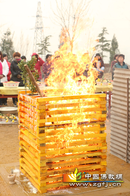 2015年12月6日，农历10月25日，是宗喀巴大师的圣诞，又称“燃灯节”。赞皇法会寺举行盛大的大威德增益火供，现场法喜充满。愿以此法会祈愿大师赐与人们聪慧、平安、吉祥、幸福。