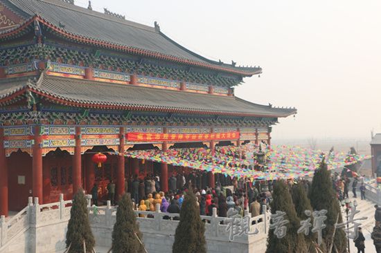 法会现场海众云集.jpg