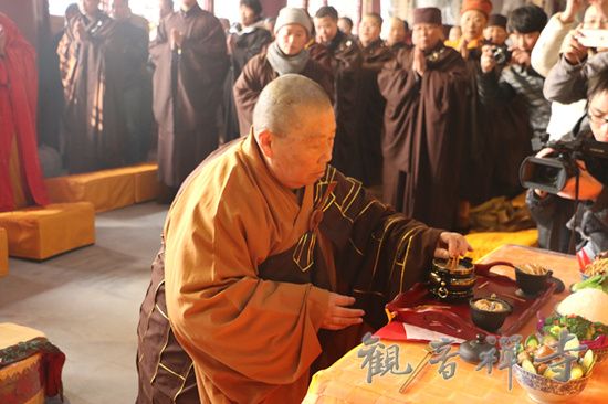 <a href=http://www.guanyinchansi.org target=_blank class=infotextkey>观音禅寺</a>住持一莲大和尚拈香.jpg