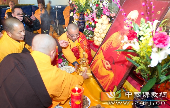 妙慧法师恭敬安奉惟贤长老舍利于大雄宝殿供案前。