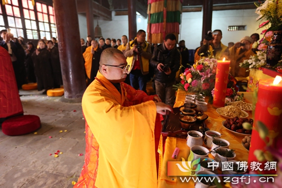 妙慧法师拈香礼拜惟贤长老舍利，大殿内居士信众恭敬合掌