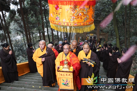 妙慧法师在仪仗队的护卫下沿山门阶梯庄严前行，护法居士身着海青唱诵着“南无本师释迦牟尼佛”