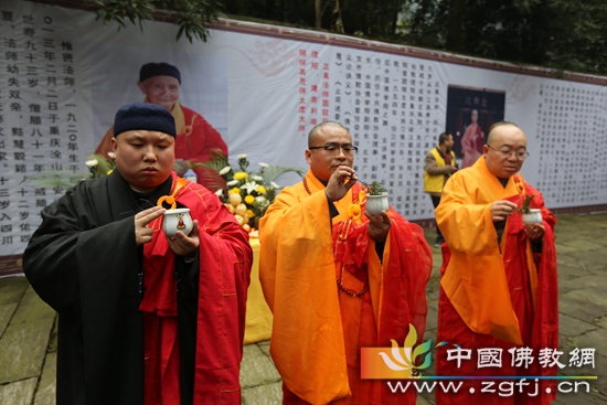 妙慧法师、传道法师、正圆法师为惟贤长老舍利塔洒净