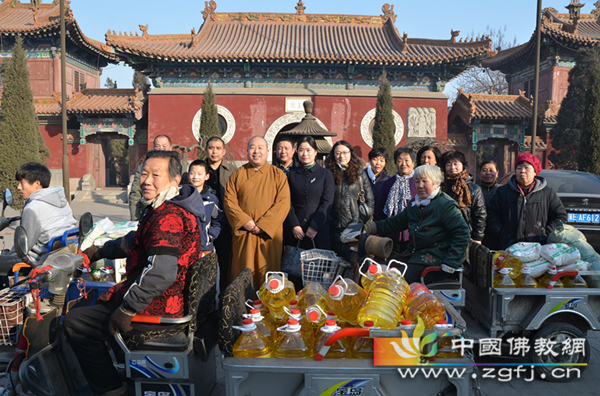 今天是农历腊月廿二日,原为普明寺圆寂比丘尼上本下利尼和尚八十八岁冥寿之日! 邢台普明寺住持隆慧大和尚为追思慈母,孝行乡梓、 下心含笑 、亲手回施。 在宗教主管部门、乡、镇、村委各级领导的陪同下,率领大众至李村村委会办公驻地,将大米1袋,色拉油1桶,红包50元,亲手回施与55位八十周岁以上的老人,共计人民币5810元。在此感谢各位爱心人士的踊跃参与和至诚发心! 愿以此功德,庄严佛淨土 上报四重恩,下济三涂苦 若有见闻者,悉发菩提心 尽此一报身,同生极乐国 南无阿弥陀佛!