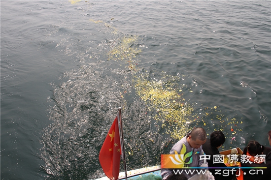 04 伴着思念的泪水,白云长老的灵骨与花瓣一起缓缓撒入海中.jpg
