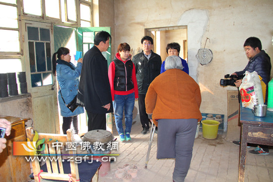 慰问小组询问老人的家庭情况_副本.jpg