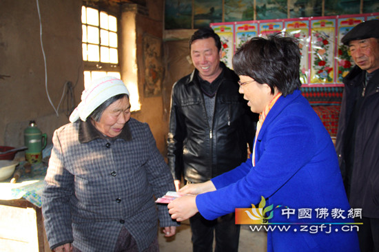 南宫市苏村镇党委书记 田青慰问老人_副本.jpg