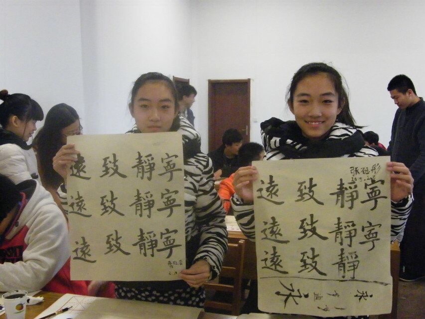 学生们展示书法描摹.jpg
