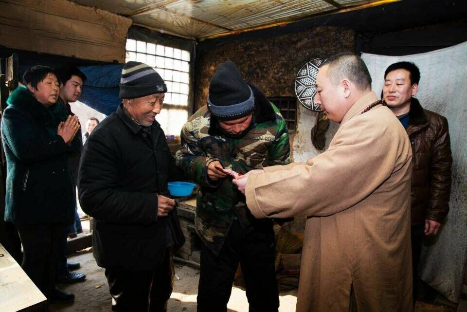 慰问困难群众