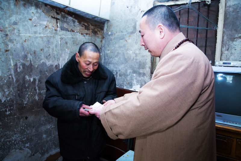祖禅法师慰问困难群众